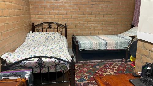 מיטה או מיטות בחדר ב-SJ Kololi Apartments