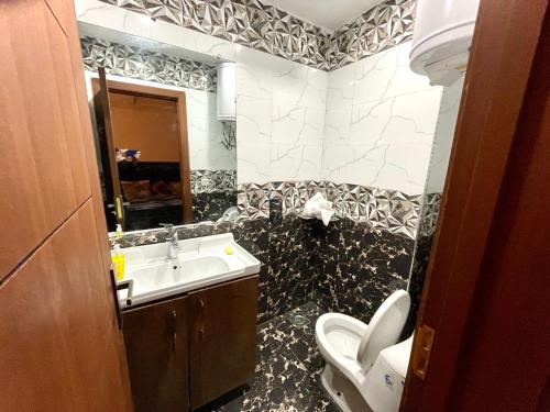 uma casa de banho com um lavatório e um WC em Entire Studio Apartment em Islamabad