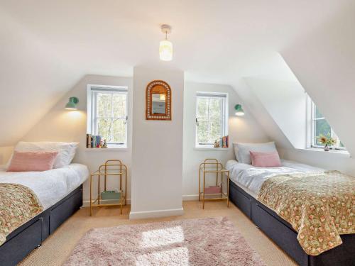 2 camas num quarto no sótão com 2 janelas em 2 Bed in Little Walsingham 90488 em Little Walsingham