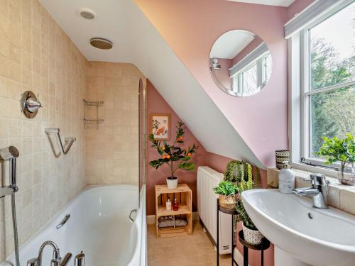 uma casa de banho com uma banheira branca e um lavatório. em 2 Bed in Little Walsingham 90488 em Little Walsingham