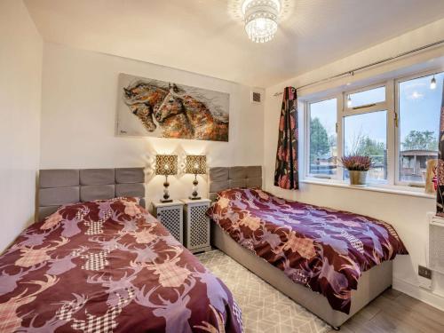 een slaapkamer met een bed en een raam bij 2 bed in Denbigh 90461 in Caerwys