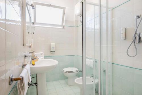 uma casa de banho com um WC, um lavatório e um chuveiro em Hotel Giancarlo em San Benedetto del Tronto