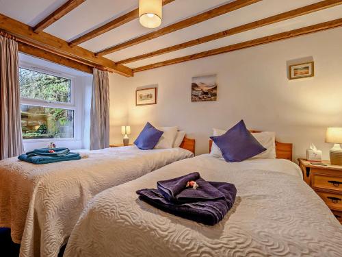 2 camas en una habitación con ventana en 2 Bed in Gamblesby 90415, en Kirkoswald