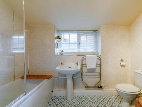 Glanton的住宿－2 Bed in Powburn 90310，一间带水槽、卫生间和淋浴的浴室