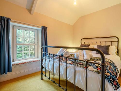 sypialnia z łóżkiem i oknem w obiekcie 2 Bed in Richmond 90435 w mieście Richmond