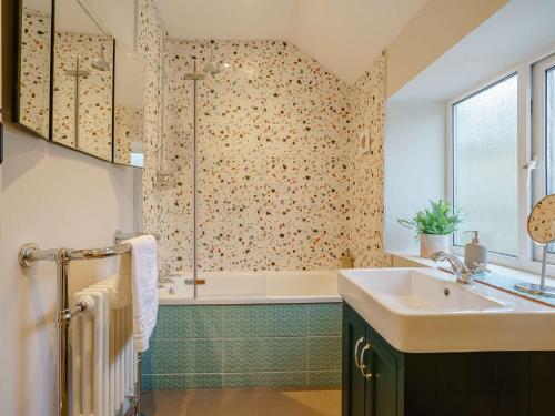 Un baño con lavabo, ducha y bañera. en 2 Bed in Richmond 90435, en Richmond
