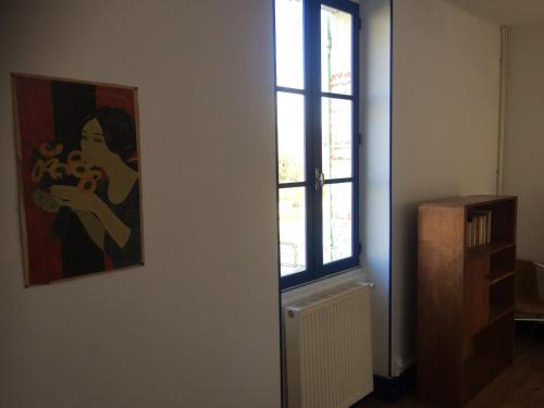 une peinture d'une femme sur un mur à côté d'une fenêtre dans l'établissement le jardin du controleur, à Valence