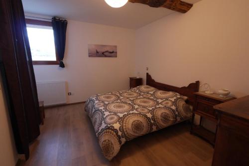 a bedroom with a bed and a window at Maison d'Hôtes des 2 Chênes in Bessenay