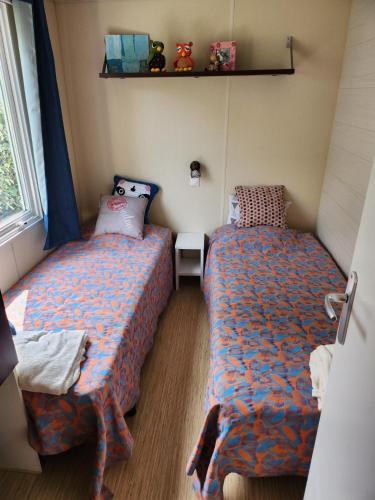 - une chambre avec 2 lits dans une chambre avec une fenêtre dans l'établissement Chez Monique et Marcel, à Parentis-en-Born