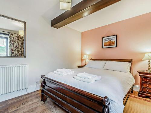 1 dormitorio con 1 cama grande y 2 toallas. en 2 Bed in Barnard Castle 90498, en Middleton in Teesdale