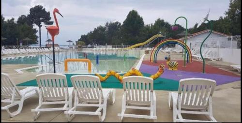 - une table et des chaises en face d'un parc aquatique dans l'établissement Chez Monique et Marcel, à Parentis-en-Born