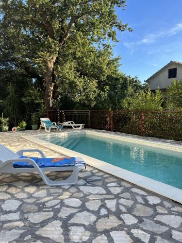 בריכת השחייה שנמצאת ב-Pool Villa Topla או באזור