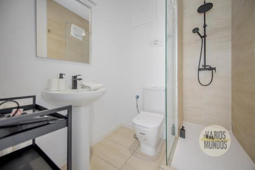 W łazience znajduje się toaleta, umywalka i prysznic. w obiekcie Atico x9 pax con gran terraza en el La Latina w Madrycie