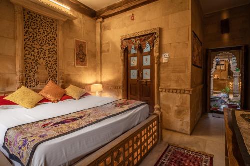 1 dormitorio con 1 cama en una habitación en Moustache Jaisalmer, en Jaisalmer