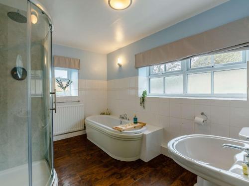 uma casa de banho branca com uma banheira e um lavatório em 4 Bed in Allendale 90521 em Bardon Mill
