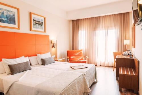 a hotel room with a large bed and a window at Hotel Monarque Costa Narejos in Los Alcázares
