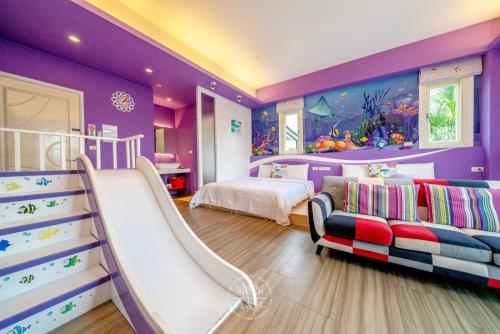a childrens bedroom with a slide and a bed at Fish Nest Villa 宜蘭親子包棟民宿 戲水池 歡唱 代訂晚餐 in Dongshan