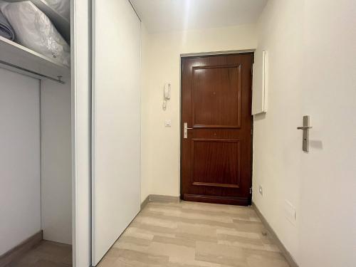 - un couloir avec une porte en bois dans l'établissement Cannes - Studio 5mn Palais, à Cannes