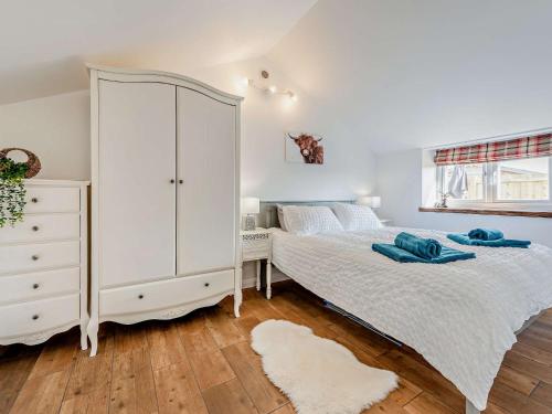 a bedroom with a white cabinet and a bed at 1 Bed in Bideford 90386 in Chapelton