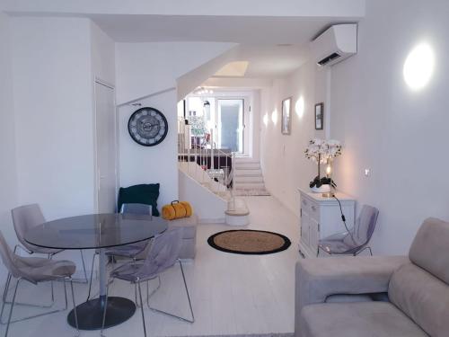 un salon avec une table et un canapé dans l'établissement hyper centre Antibes maison de villes 100m2 ; terrasse 20 m2, à Antibes