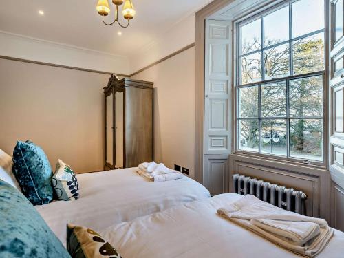 Duas camas num quarto com uma janela em 2 Bed in Arnside 90408 em Arnside