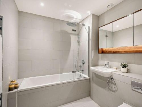 uma casa de banho branca com uma banheira e um lavatório em 2 Bed in Arnside 90408 em Arnside