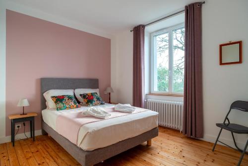 une chambre avec un lit et une grande fenêtre dans l'établissement Ty Boca - Maison pour 6 avec jardin, à Dinéault