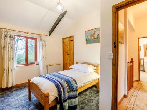 a bedroom with a bed and a window at 3 Bed in Shipston-on-Stour 90481 in Honington