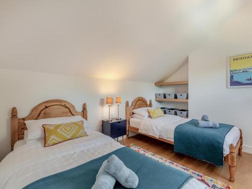 ein Schlafzimmer mit 2 Betten und einem blauen Sofa in der Unterkunft 3 Bed in Brixham 90614 in Brixham