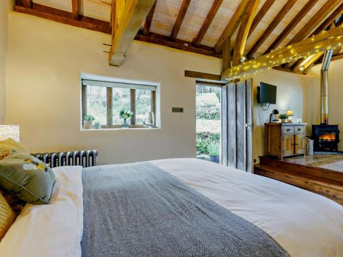 Un dormitorio con una cama grande y una ventana en 1 Bed in Tiverton 90656 en Washfield