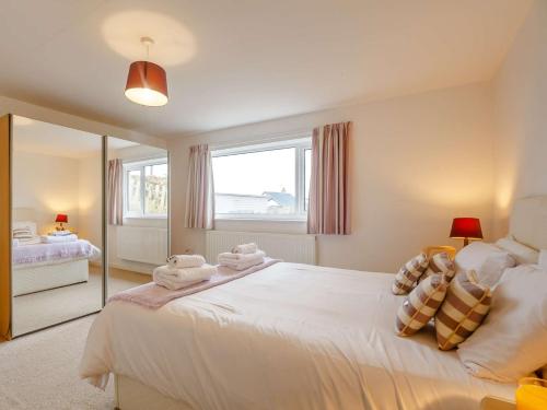מיטה או מיטות בחדר ב-3 Bed in Aberdesach 90623