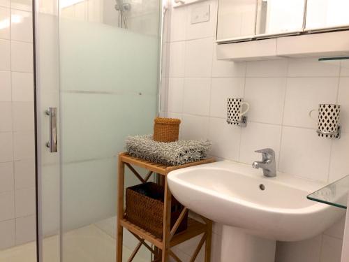 uma casa de banho com um lavatório e um chuveiro em Un jardin en Méditerranée - 2 chambres à 5 min à pied de la plage em La Croix-Valmer