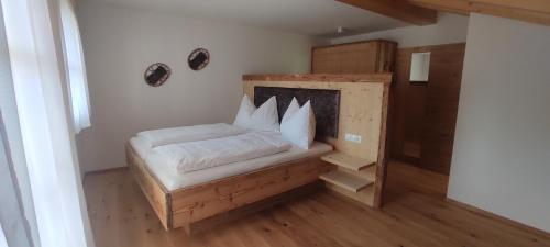 um pequeno quarto com uma cama e uma lareira em Apartment 4 em Prato alla Drava