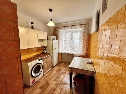 a small kitchen with a washing machine in it at Трехкомнатные апартаменты в ЦЕНТРЕ! СОБОРНАЯ! ПАРКОВКА! 4 РАЗД МЕСТА!Мак Дональдс in Mykolaiv