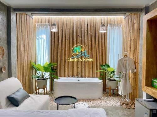 ein Badezimmer mit Badewanne und ein Schild an der Wand in der Unterkunft Check-in Resort Koh Larn in Ko Larn