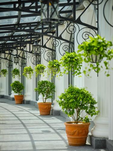 Taman di luar Silk Path Grand Hue Hotel
