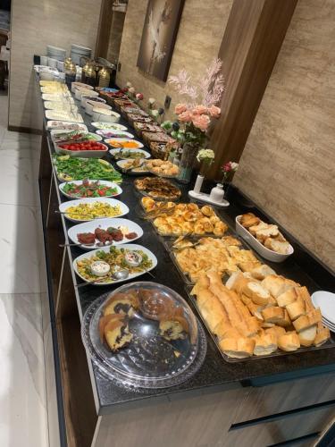 una línea de buffet con muchos tipos diferentes de comida en Özkaya Otel en Sivas