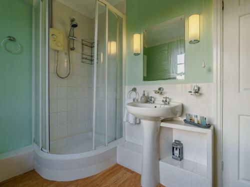 La salle de bains est pourvue d'un lavabo et d'une douche. dans l'établissement 3 Bed in Richmond 90578, à Catterick Bridge