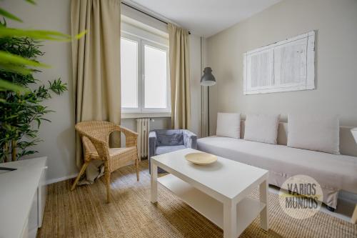 sala de estar con sofá blanco y mesa en Calido apartamento de 3 hab en el Centro de Madrid, en Madrid