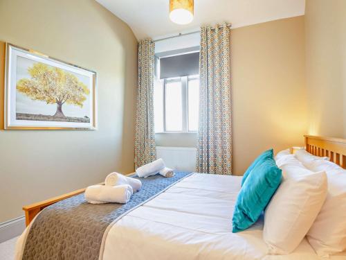 Ένα ή περισσότερα κρεβάτια σε δωμάτιο στο 9 Bed in Porthmadog 90740