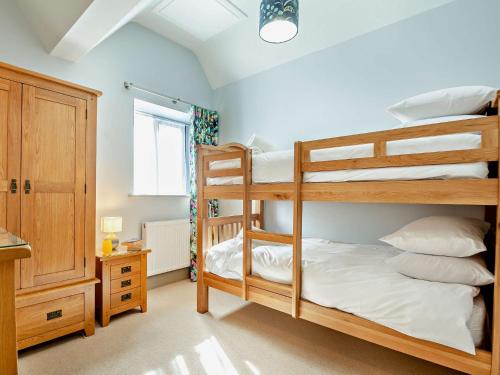 Ένα ή περισσότερα κρεβάτια σε δωμάτιο στο 9 Bed in Porthmadog 90740