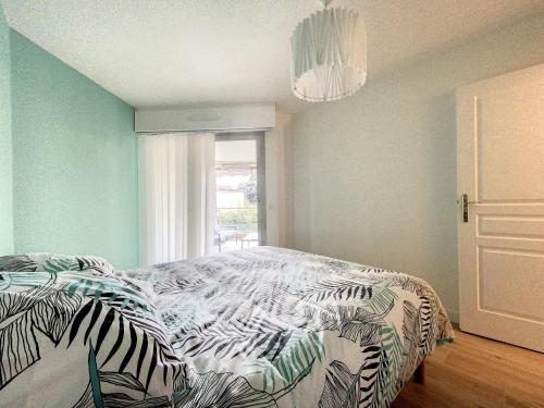 - une chambre avec un lit à motifs zébrés et une fenêtre dans l'établissement Cannes - Basse Californie - 3 pièces, à Cannes