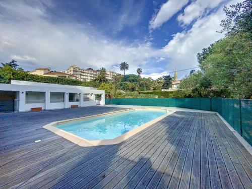 - une piscine sur la terrasse d'une maison dans l'établissement Cannes - Basse Californie - 3 pièces, à Cannes