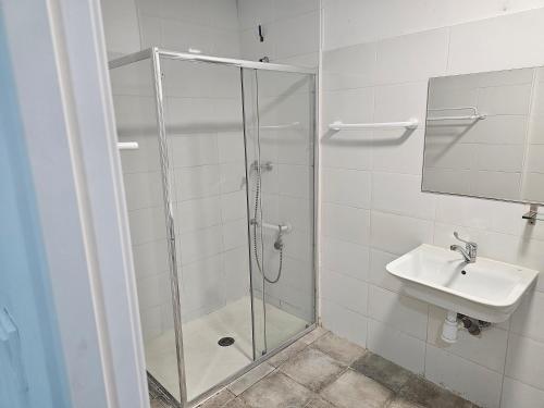 a bathroom with a shower and a sink at MHrosa in Valencia