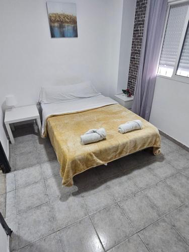 - une chambre avec un lit et 2 oreillers dans l'établissement MHrosa, à Valence