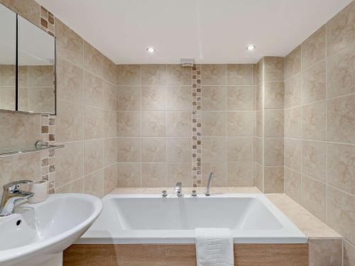 y baño con bañera y lavamanos. en 4 Bed in Cresswell 90739 en Cresswell