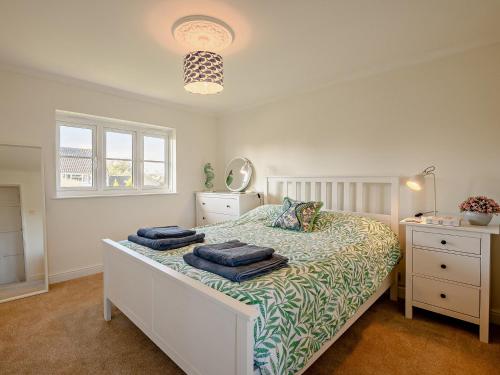 um quarto com uma cama com toalhas em 3 Bed in Bembridge 90582 em Bembridge