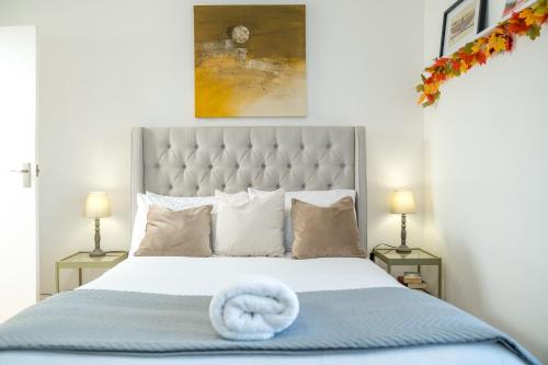 Una cama o camas en una habitación de Madika Homes - Cosy Edgware 2 Bed Flat with Free parking