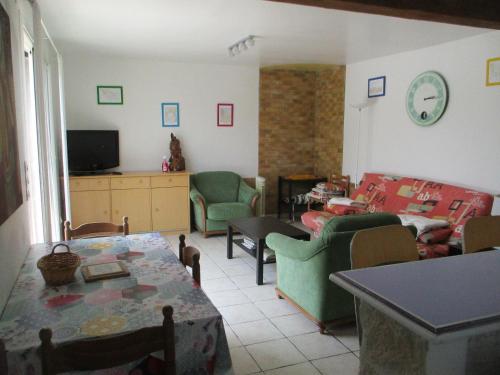 een woonkamer met groene stoelen en een tafel bij Le Mas Nany in Rocbaron