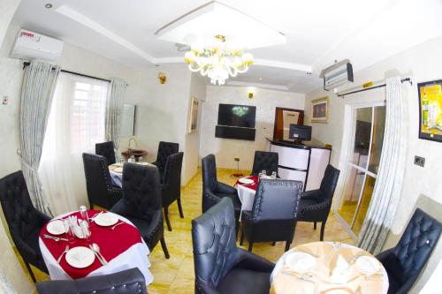 Μια τηλεόραση ή/και κέντρο ψυχαγωγίας στο Remzy Hotel & Suites, Olomore